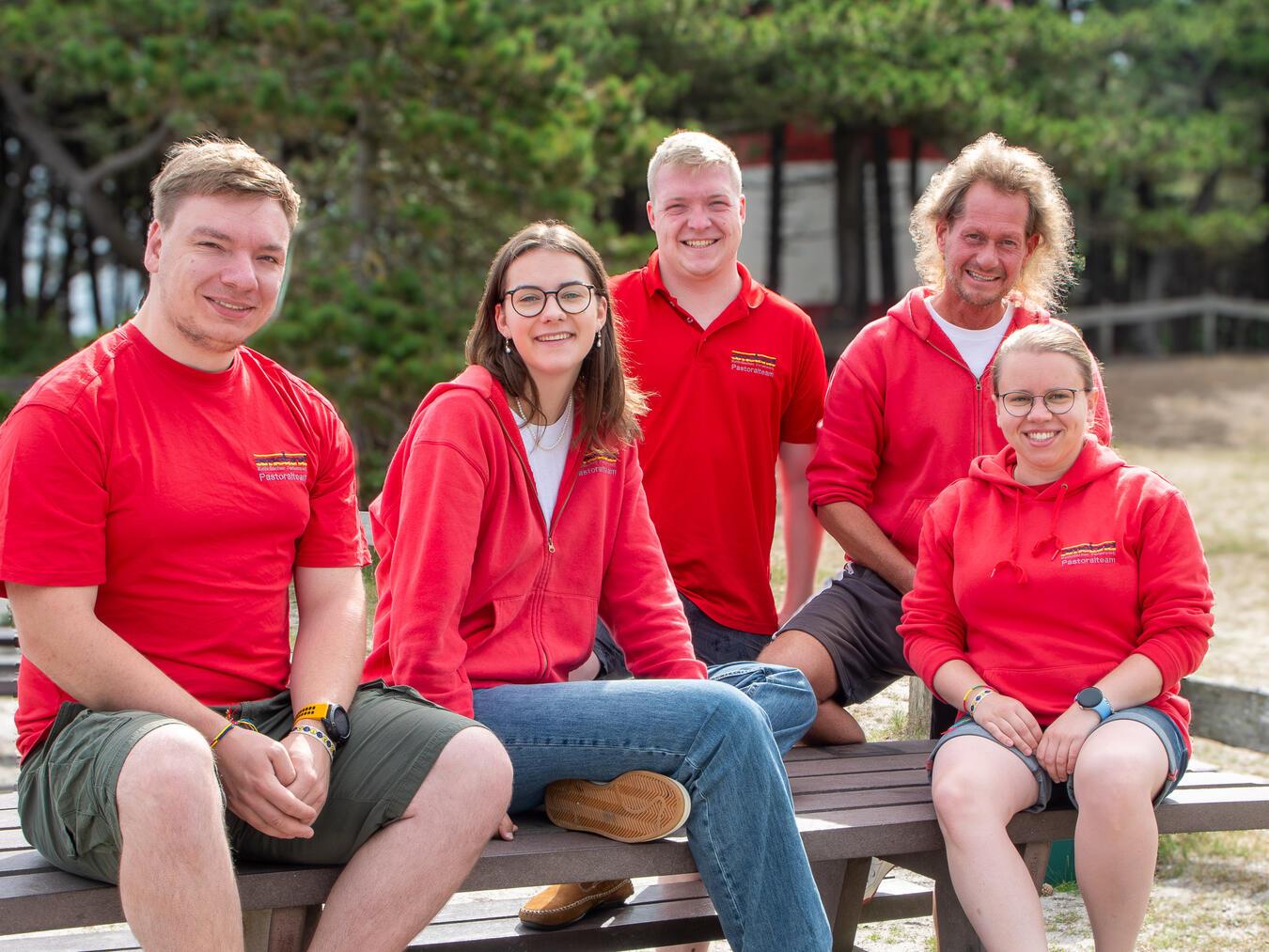 In der ersten und zweiten Ferienwoche bildet Christine Graven (2. v.l.) zusammen mit (v.l.) Pascal Langer, Gereon Hollstegge, Pfarrer Karsten Weidisch und Helena Fiedler das Pastoralteam auf Ameland Foto: Bischöfliche Pressestelle/Ann-Christin Ladermann