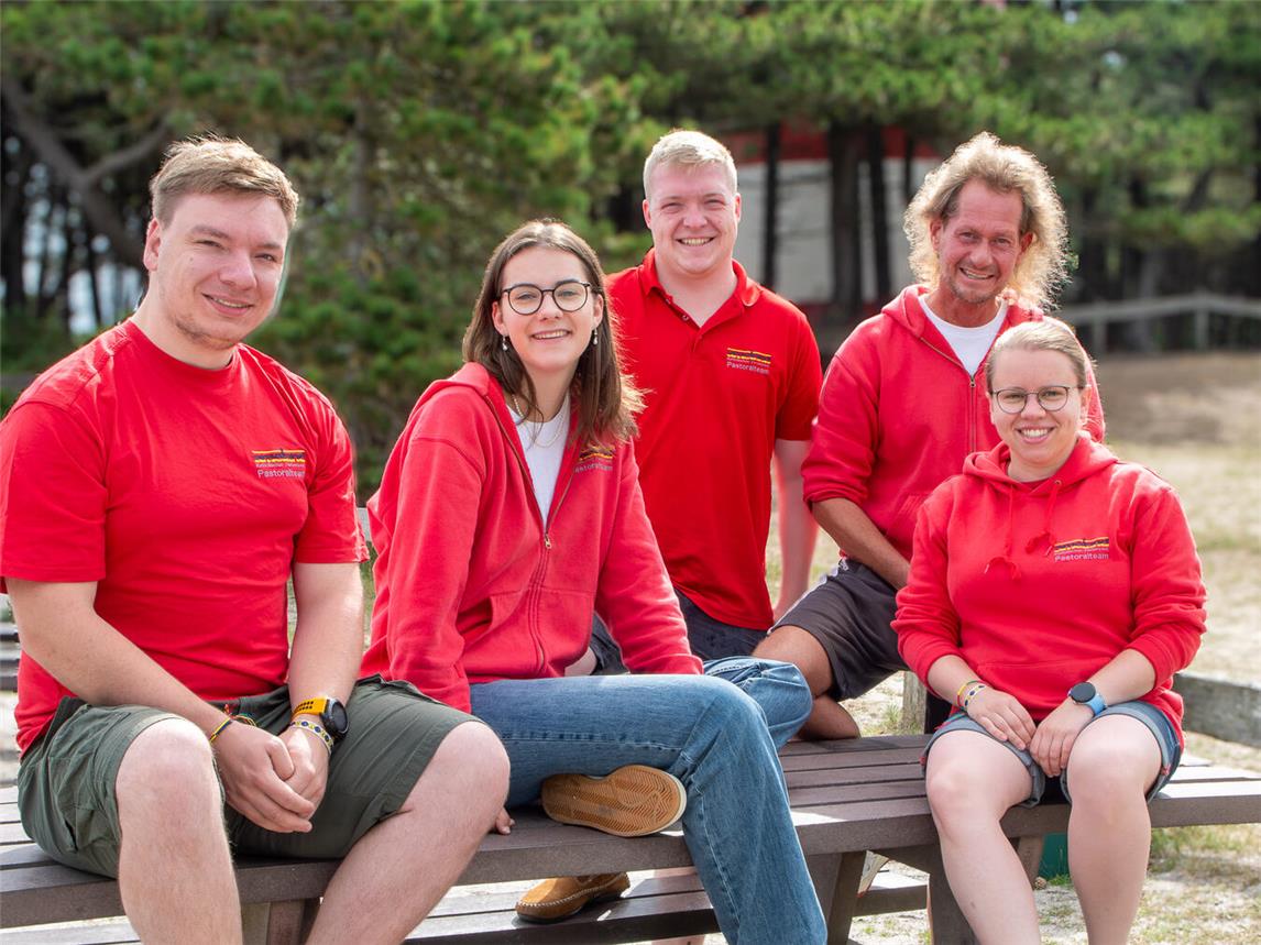 In der ersten und zweiten Ferienwoche bildet Christine Graven (2. v.l.) zusammen mit (v.l.) Pascal Langer, Gereon Hollstegge, Pfarrer Karsten Weidisch und Helena Fiedler das Pastoralteam auf Ameland Foto: Bischöfliche Pressestelle/Ann-Christin Ladermann