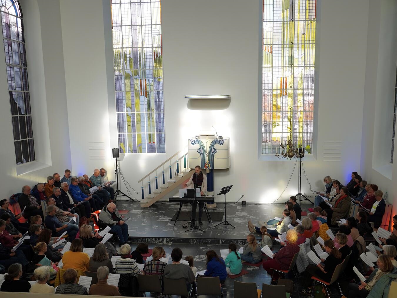 "One Day Choir Event in der Evangelischen Kirche Goch, Teilnehmer beim Singen"