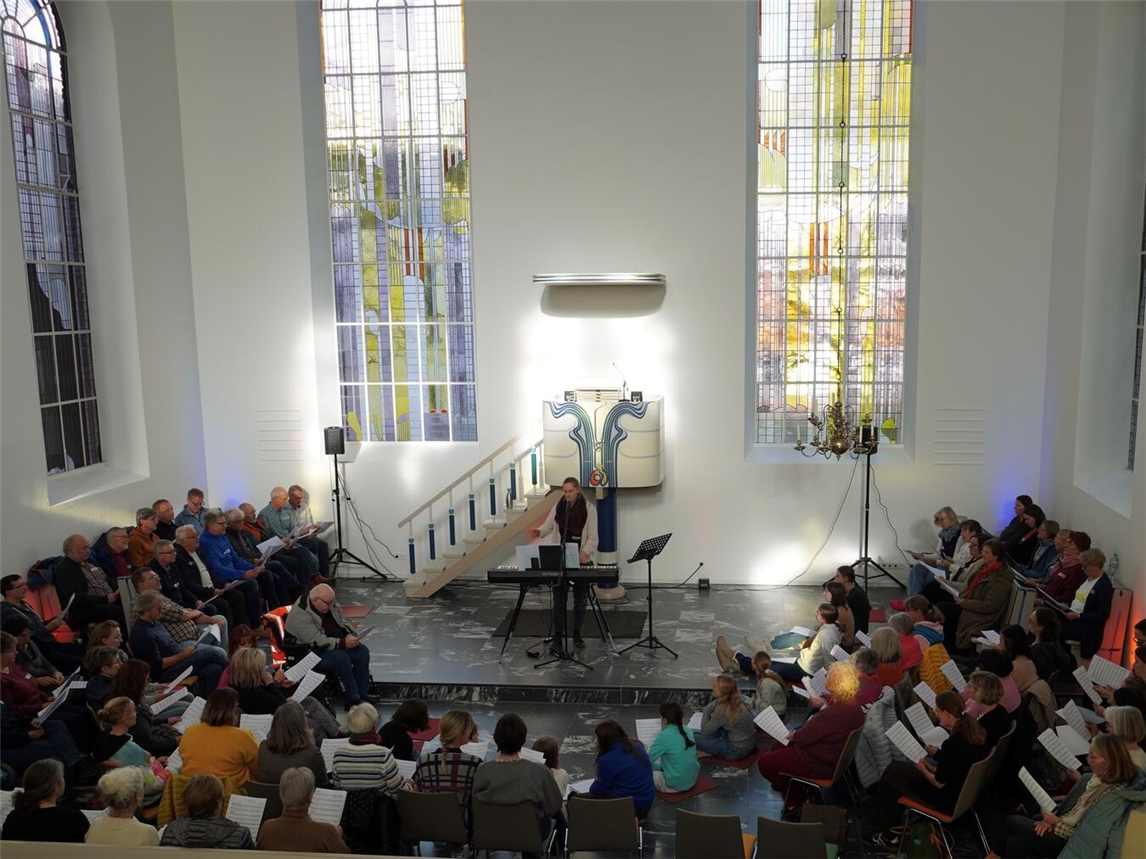 "One Day Choir Event in der Evangelischen Kirche Goch, Teilnehmer beim Singen"