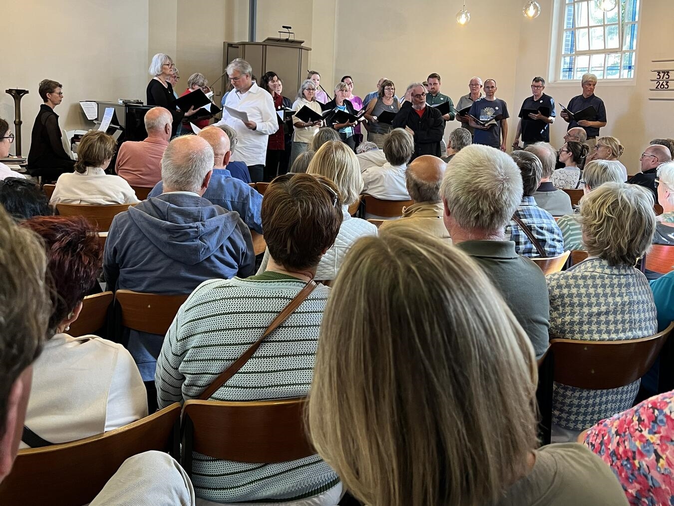 Alt-Tag: "Erstes Klassik-Café in der evangelischen Kirche Haldern, Stadt Rees"