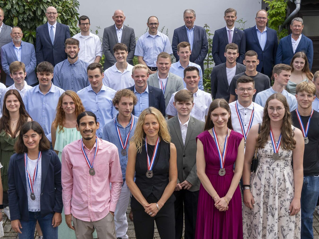 In der Friedenseiche in Walbeck feierten die Gärtner ihren erfolgreichen Abschluss.NN-Foto: Gerhard Seybert