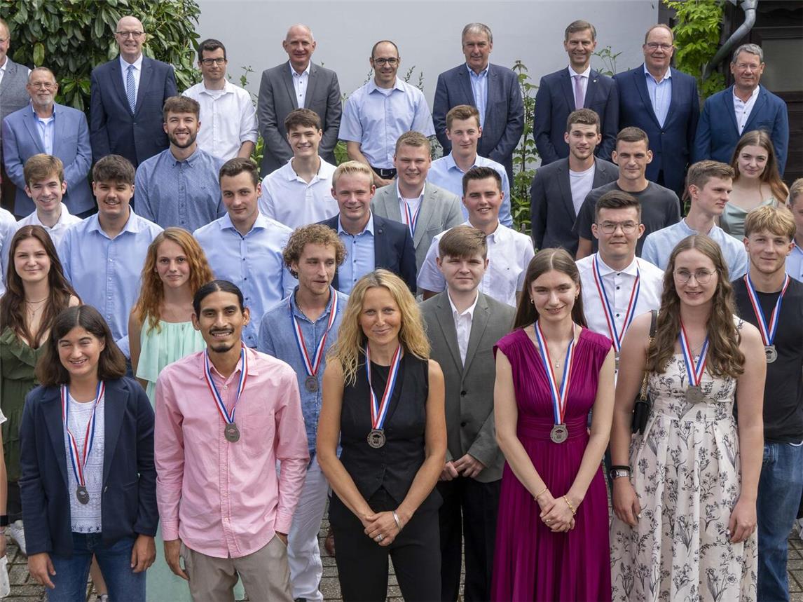 In der Friedenseiche in Walbeck feierten die Gärtner ihren erfolgreichen Abschluss.NN-Foto: Gerhard Seybert