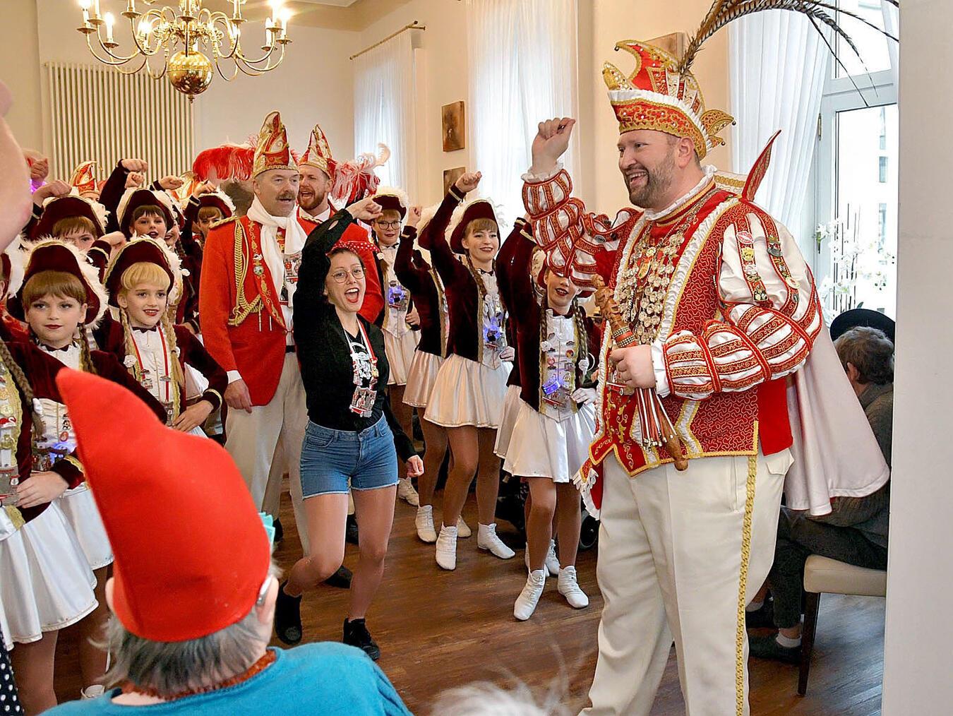 In der guten Stube im Seniorenheim wird gerockt – auch wenn‘s eng ist. NN-Foto: Rüdiger Dehnen