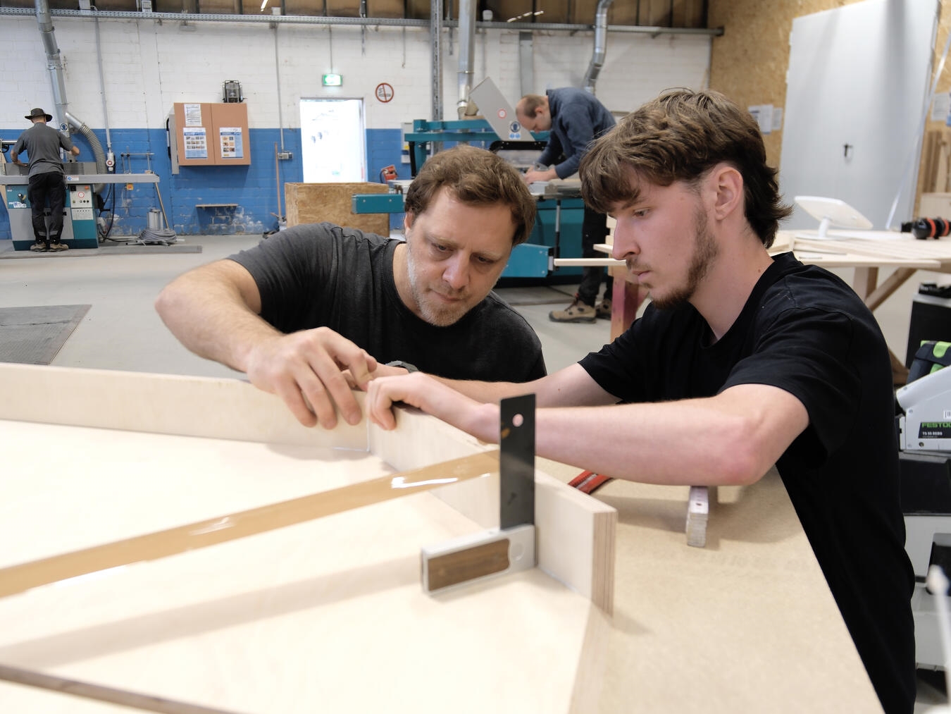 In der inklusiven Holzwerkstatt werden junge Menschen mit Behinderung zu Fachpraktikern in der Holzverarbeitung ausgebildet. Foto: Olaf Ostermann