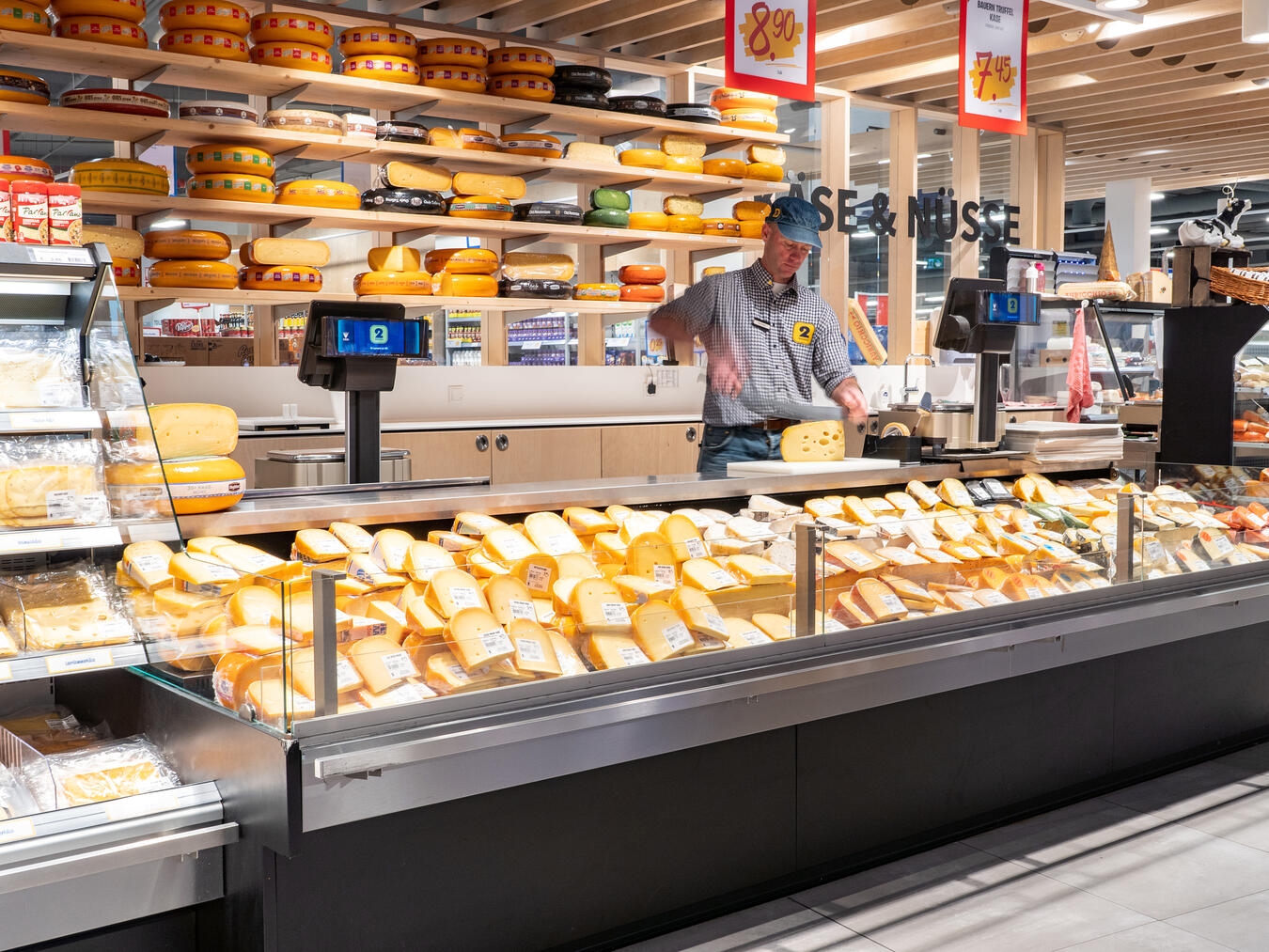 2 Brüder startet neu in Venlo In der Käseabteilung finden die Kunden eine riesige Auswahl an niederländischen und internationalen Käsespezialitäten. Foto: Holland Food Group