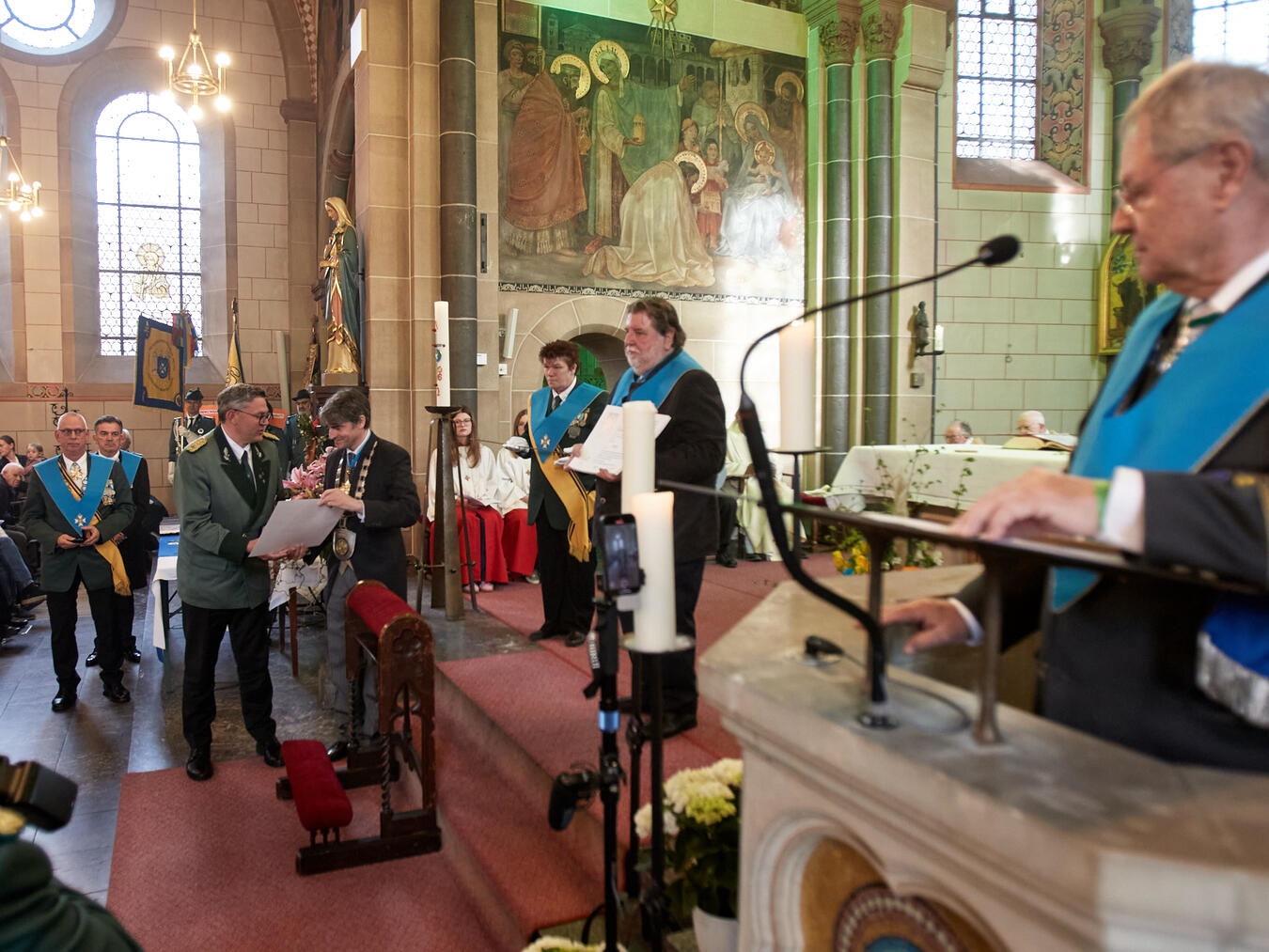 "Aufnahme in die Ritterschaft in der Kirche Heilige Dreifaltigkeit, Weißenthurm, Rheinland-Pfalz"