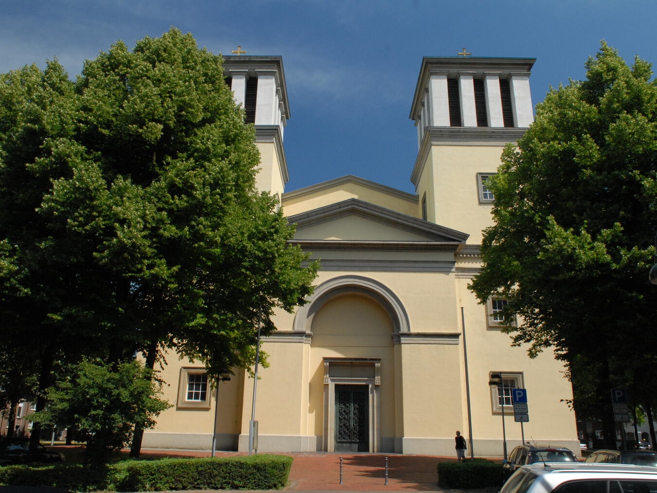 Pilger empfangen Segen in der Kirche St. Mariä Himmelfahrt, Rees.
