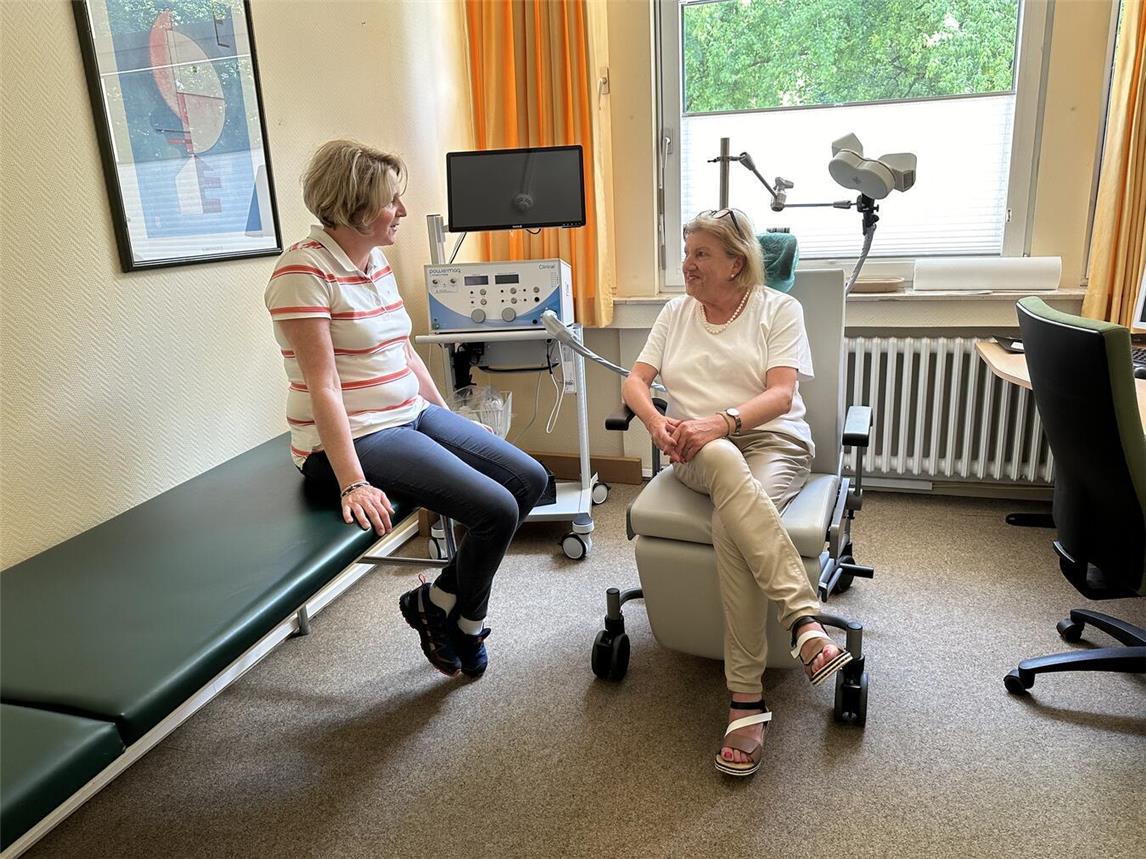 In der Klinik: Marlis K. mit Nicole Minkwitz. Foto: LVR