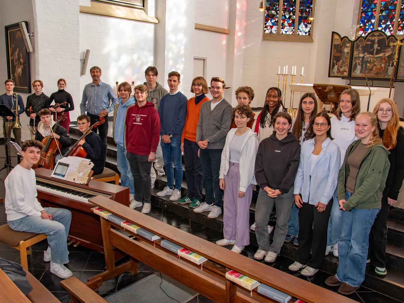 In der Klosterkirche proben die Schüler mit Musikschul-Leiter Manfred Hendricks für das Werkstattkonzert. Foto: Bischöfliche Pressestelle / Christian Breuer