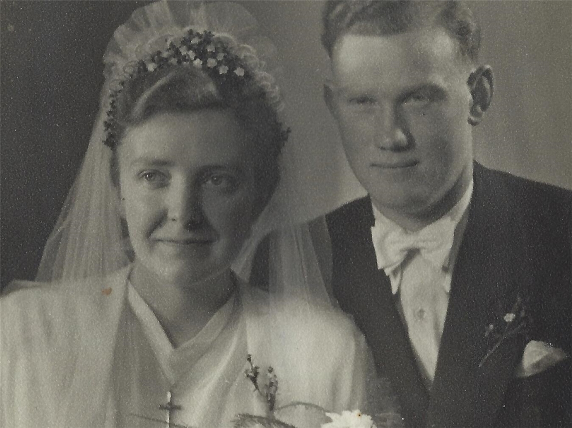 In der Knappheide bei Hülm, bei der Arbeit auf dem Bauernhof, lernten sie die beiden kennen und bauten sich ihr gemeinsames Leben auf. Sechs Kinder, 20 Enkelkinder und Urenkel zählen heute zur Familie. Foto: privat/Cewe Fotoschau