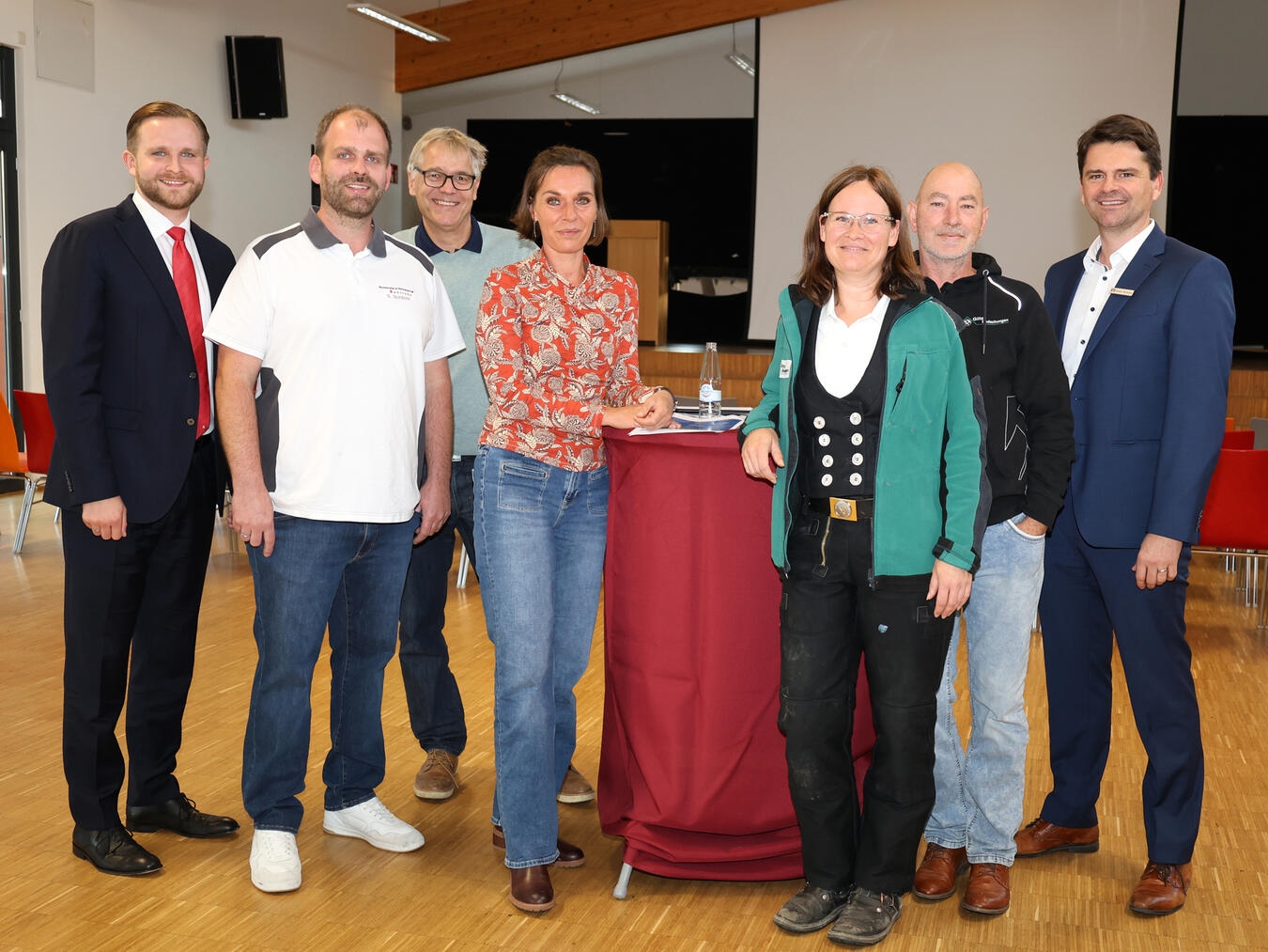 In der Mensa des Stiftsgymnasiums informierten die Klimaagentur Rhein-Ruhr, regionale Handwerksbetriebe sowie Sparkasse und Volksbank über Fördermöglichkeiten, Finanzierung und Kosten energetischer Sanierungen. Foto: Sparkasse am Niederrhein