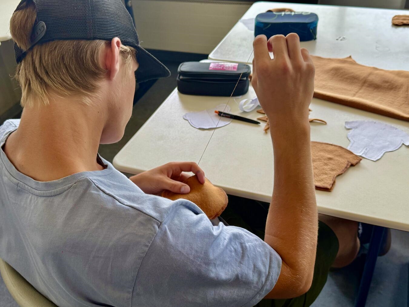 "Teddybären aus Fleece-Stoffen in Nähwerkstatt der Gesamtschule, Handarbeit, kreative Schulprojekte"