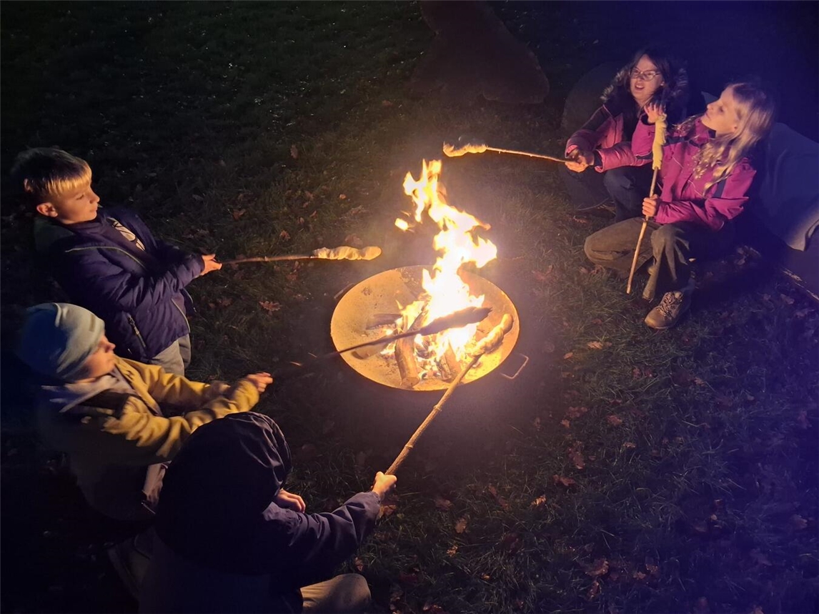 Kinder erkunden Natur und genießen kulinarische Erlebnisse in Sommerferien, TIK Emmerich.