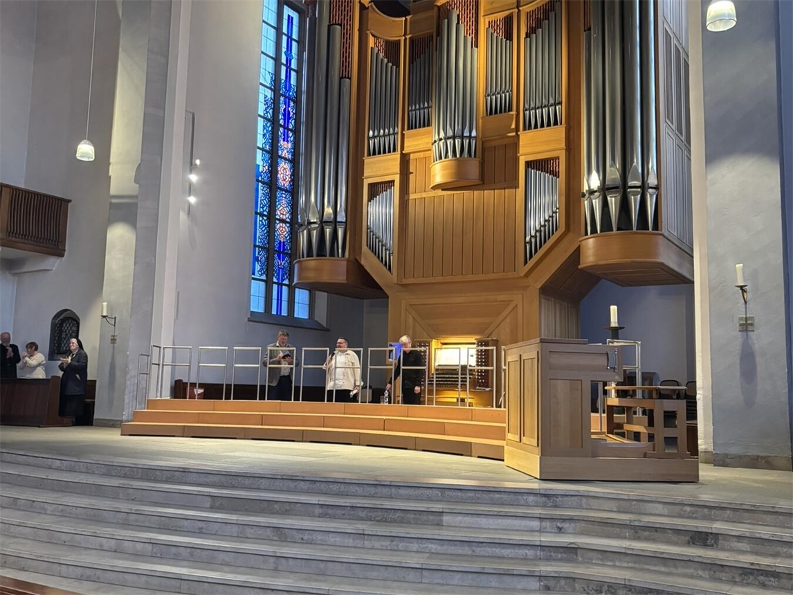 "Orgelkonzert in Pfarrkirche St. Cyriakus Weeze, Orgelreihe Cyriakus trifft Cyriakus, Konzertbesucher genießen Musik"