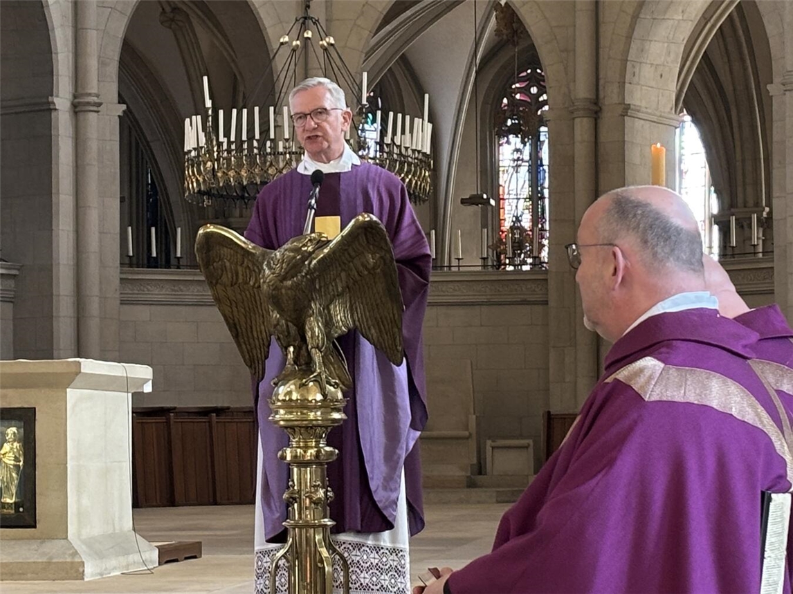In der Predigt sprach Diözesanadministrator Dr. Antonius Hamers über die Botschaft des Friedens und seine Verteidigung. Foto: Bischöfliche Pressestelle/Lara Bergjohann