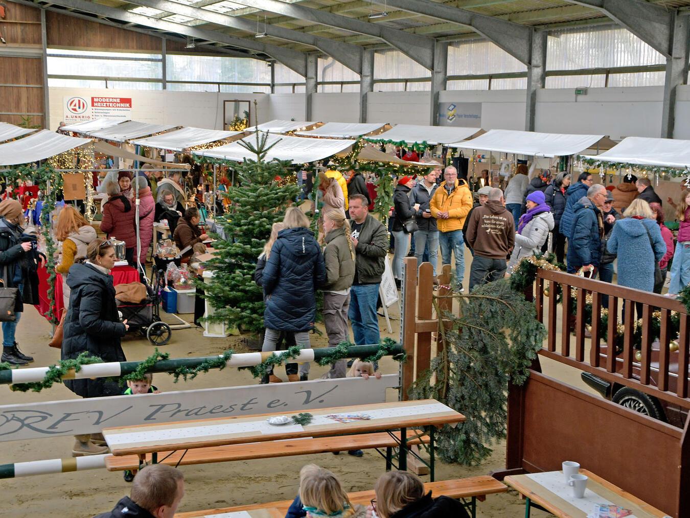 In der Reithalle in Praest tummeln sich erneut Aussteller und Besucher auf dem Weihnachtsmarkt. NN-Foto: Rüdiger Dehnen (Archiv)