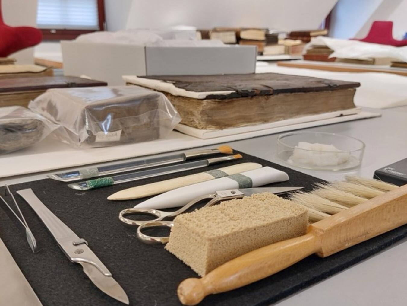 Das StiftsMuseum Xanten öffnet die Tore seiner historischen StiftsBibliothek In der Restaurierungswerkstatt des StiftsMuseums werden die Bestände des StiftsArchivs und der StiftsBibliothek fachgerecht konserviert und restauriert. Foto: StiftsMuseum Xanten