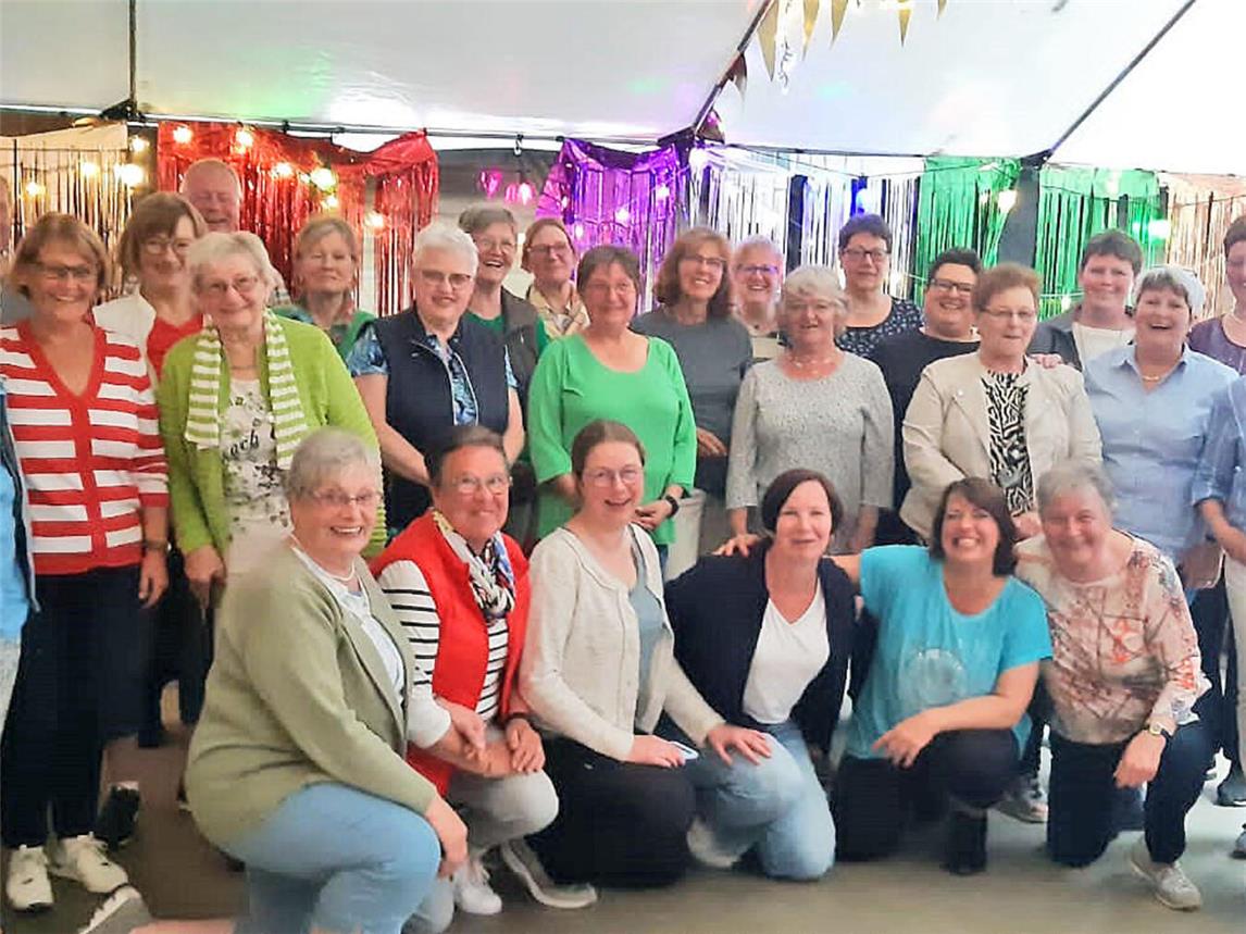 In der schön geschmückten Halle der Chormitglieder Siegfried Kilau und seiner Tochter Nina wurde der Abschluss der Tour gefeiert. Foto: privat