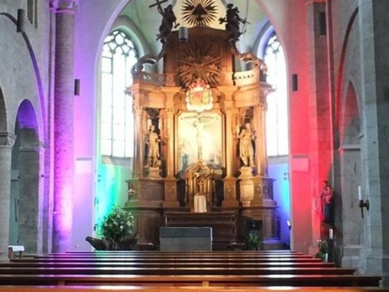 "Abendmusik in der St.-Vitus-Kirche Hochelten, beleuchtetes Kircheninterieur, Konzertveranstaltung"