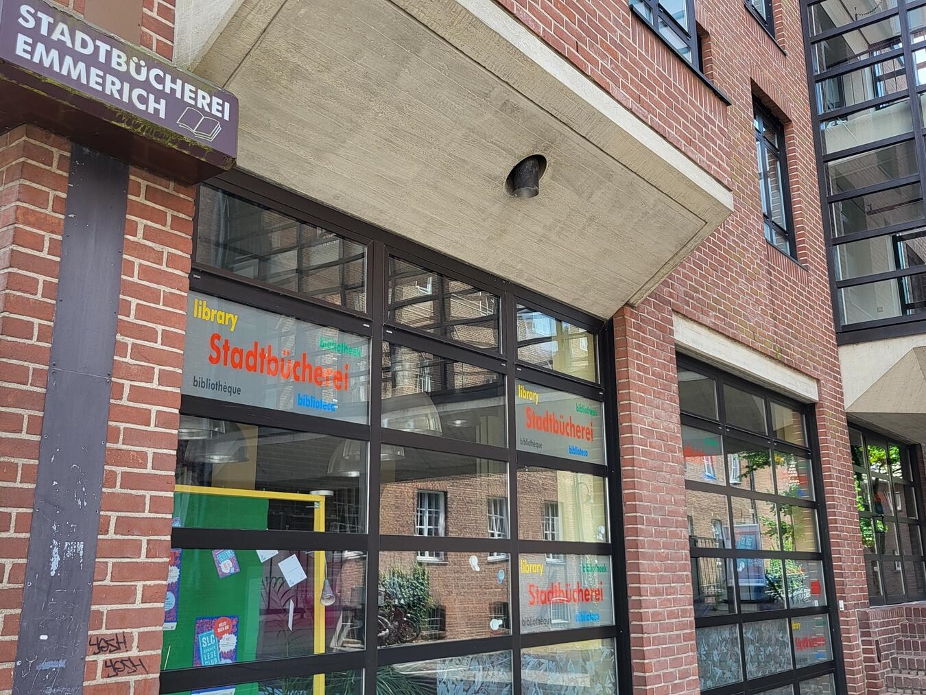 "Workshop in Stadtbücherei Emmerich, Projekt Land.schafft.Demokratie, Menschen im Dialog, Foto von Michael Bühs"