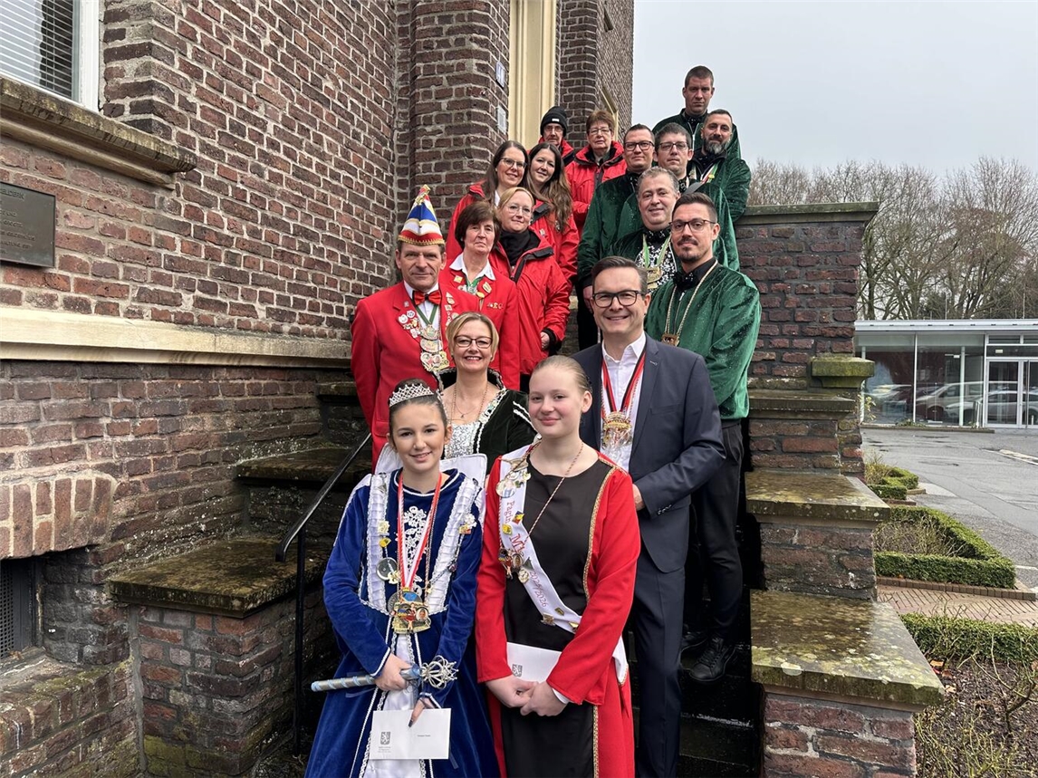 In der traditionsreichen Villa von Eerde empfing Bürgermeister Sven Kaiser die KKG-Delegation um die beiden Prinzessinnen Pauline I. (2.v.l.) und Nadine I. und Pagin Mia.Fotos: Stadt Geldern/Terhorst