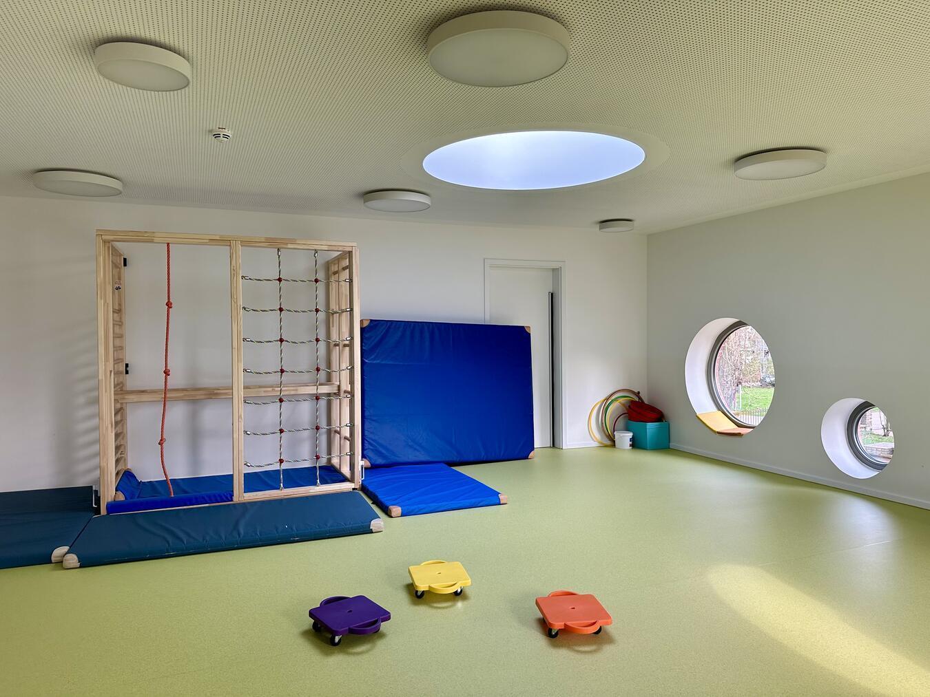 In der Turnhalle können sich die Kinder austoben.