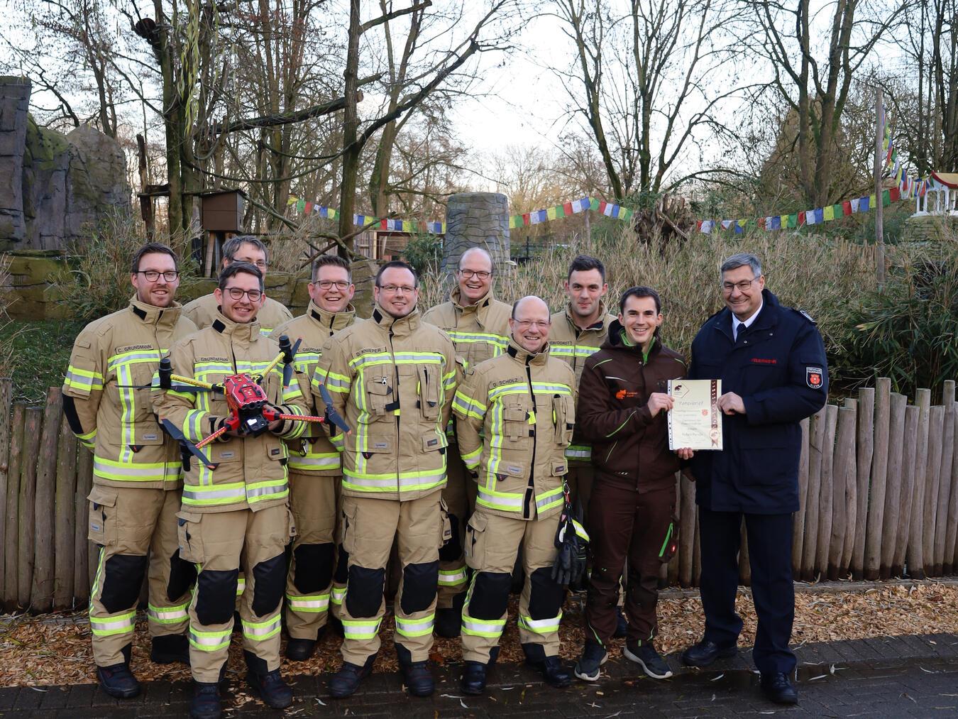 In der vergangenen Woche hat Tiergartenleiter Martin Polotzek offiziell die Patenurkunde an den Leiter der Feuerwehr, Ralf Benkel, überreicht. Foto: Feuerwehr Kleve