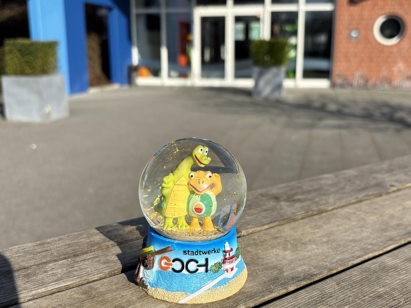 In der vierten Schneekugel der Stadtwerke Goch stehen „Nessi“ und „Schorsch“ im Fokus. Foto: privat