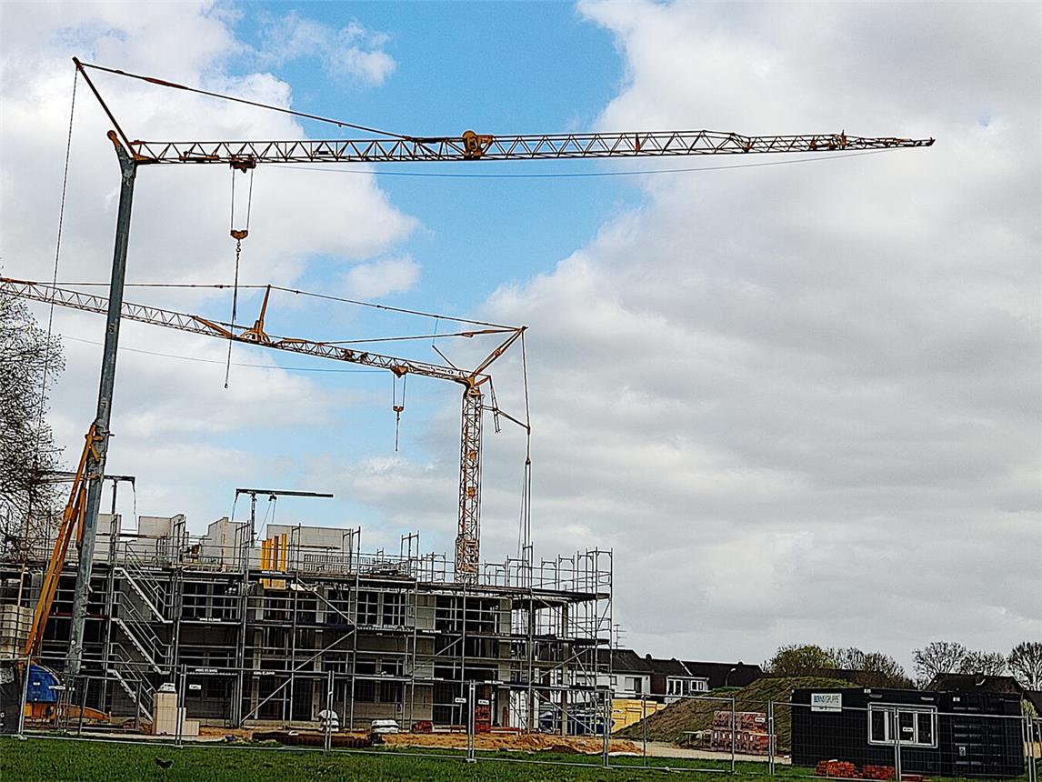 In der Wallfahrtsstadt Kevelaer werden unweit des Solegartens aktuell Mehrfamilienhäuser gebaut. Kreisweit bleibt die Anzahl der Neubauten im Bereich Eigentumswohnungen jedoch auf einem anhaltend niedrigen Niveau. Foto: Kreis Kleve