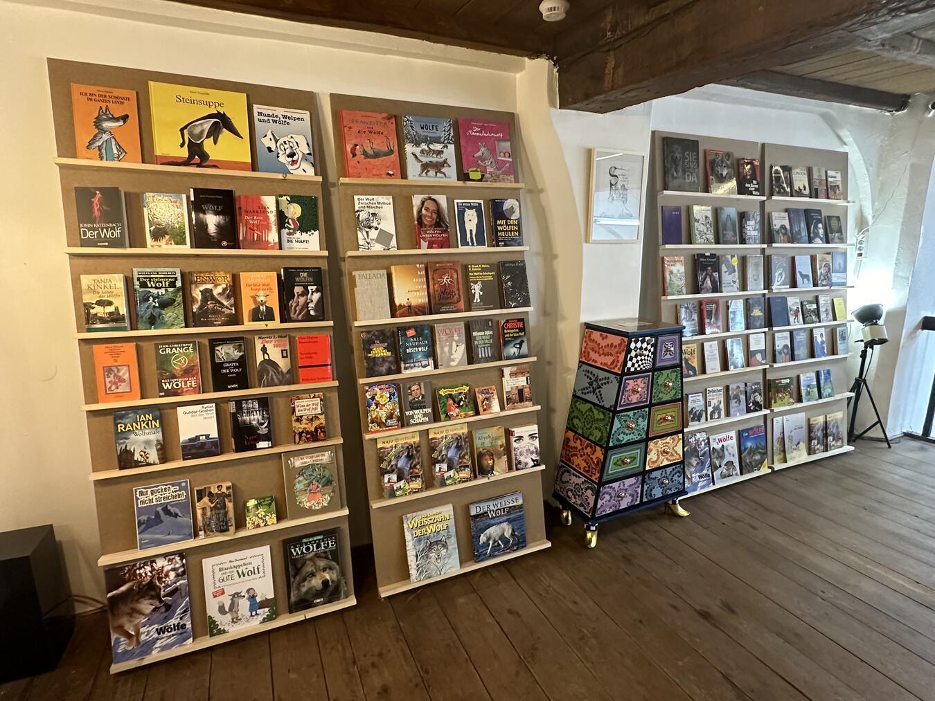 In der „Wolfs-Bibliothek“ hat Münzner mehr als 100 Bücher mit Bezug zum Wolf zusammengetragen.