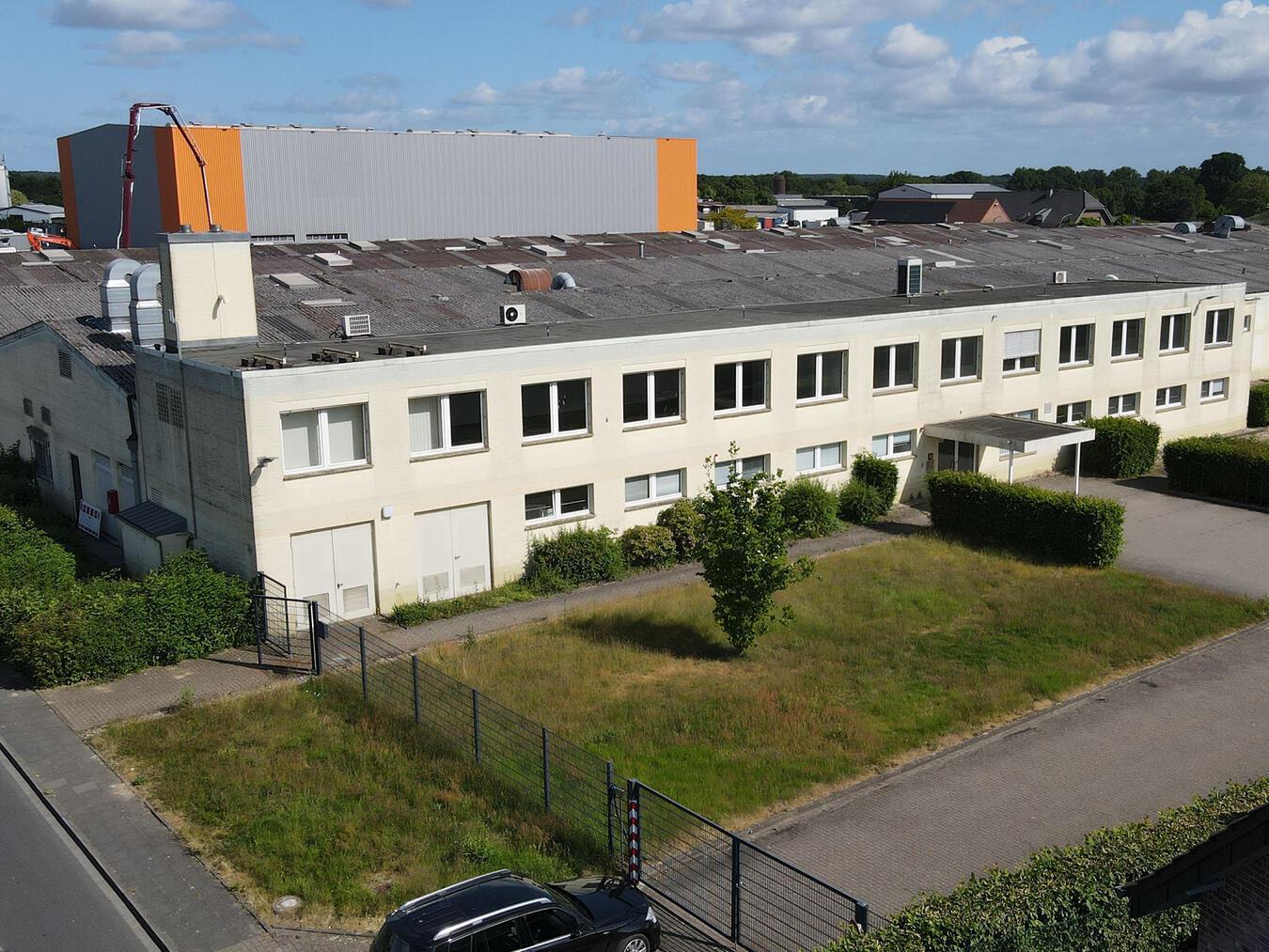 In diesem ehemaligen Verwaltungsgebäude auf dem Firmengelände an der Siemensstraße werden kurzfristig geflüchtete Menschen untergebracht. Foto: Torsten Matenaers