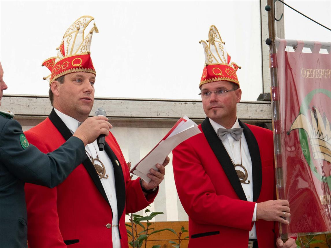 In diesem Jahr wird Stephan Hünting (m.) als Uitruuper nicht, wie in den vergangenen Jahren, den neuen Ordensträger verkünden, sondern die Kategorie, in der der Orden verliehen werden soll. Im vergangenen Jahr wurde der Uitruuper begleitet von Peter Quinders (l.) und Arnold Janssen. Foto: Christian Breuer