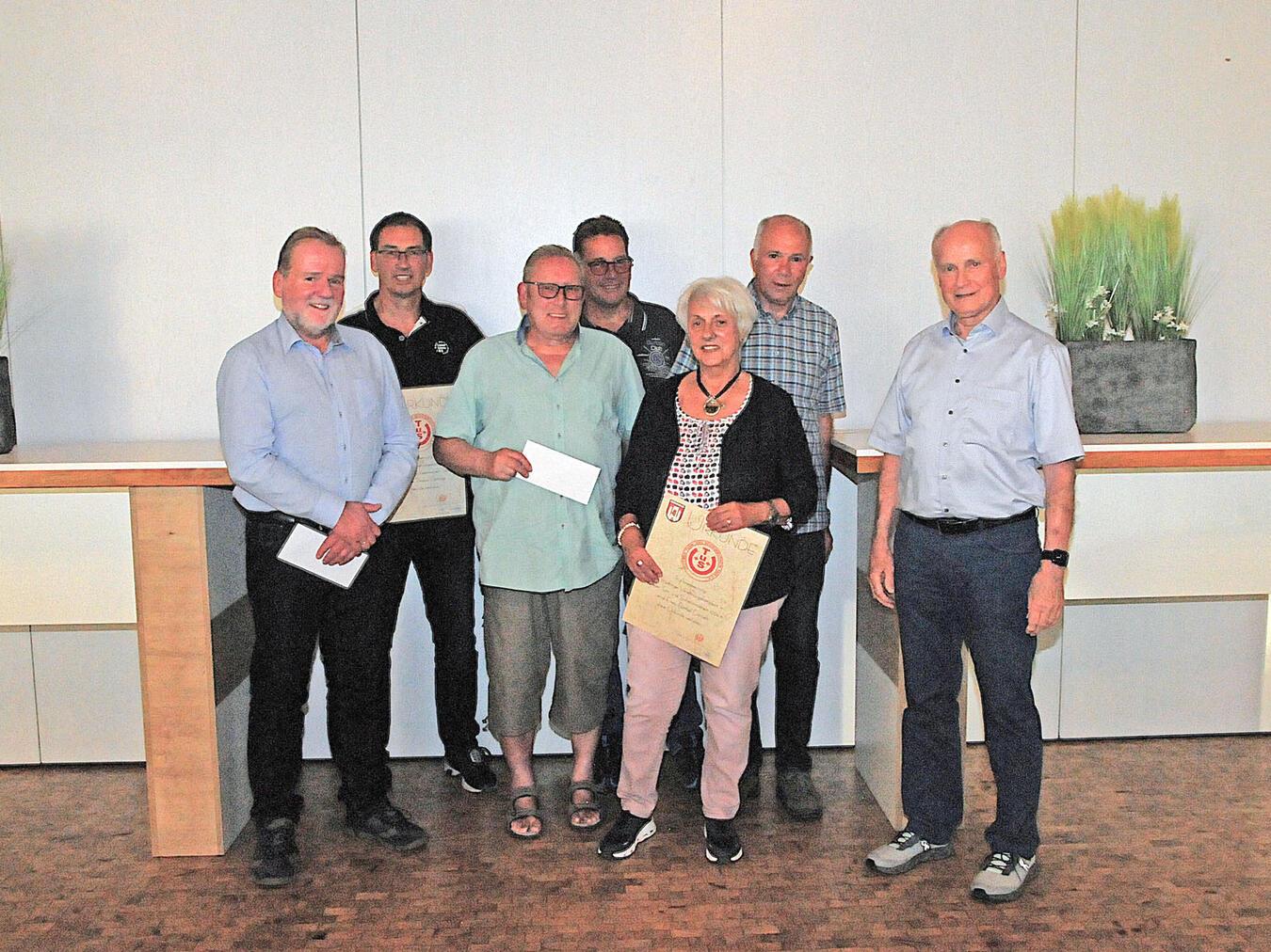 In diesem Jahr wurden beim Uedemer Turn-und Schwimmverein vier Mitglieder für ihre 50-jährige Vereinszugehörigkeit geehrt: Johannes Paessens (nicht anwesend), Tilmann Parlings, Bärbel Daniels und Frank Parlings. Die Ehrung der Mitglieder nahmen Theo Lamgenberg (Kassierer) und Geschäftsführer Karl-Heinz Moll vor. Thomas Willen, der bisherige zweite Vorsitzende, wurde mit einem Präsent aus dem Vorstand verabschiedet. Erwin Guntlisbergen (Badminton) und Heinz Tenelsen (Volleyball) übergaben ihre Abteilungen in jüngere Hände. Foto: privat