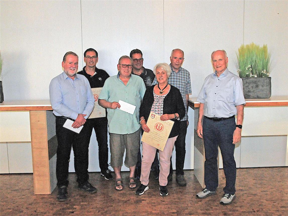 In diesem Jahr wurden beim Uedemer Turn-und Schwimmverein vier Mitglieder für ihre 50-jährige Vereinszugehörigkeit geehrt: Johannes Paessens (nicht anwesend), Tilmann Parlings, Bärbel Daniels und Frank Parlings. Die Ehrung der Mitglieder nahmen Theo Lamgenberg (Kassierer) und Geschäftsführer Karl-Heinz Moll vor. Thomas Willen, der bisherige zweite Vorsitzende, wurde mit einem Präsent aus dem Vorstand verabschiedet. Erwin Guntlisbergen (Badminton) und Heinz Tenelsen (Volleyball) übergaben ihre Abteilungen in jüngere Hände. Foto: privat
