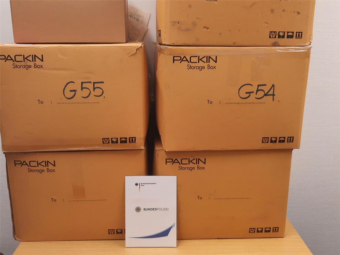 In diesen Kartons fanden die Beamten im Kofferraum der 39-Jährigen das Marihuana. Foto: Bundespolizei