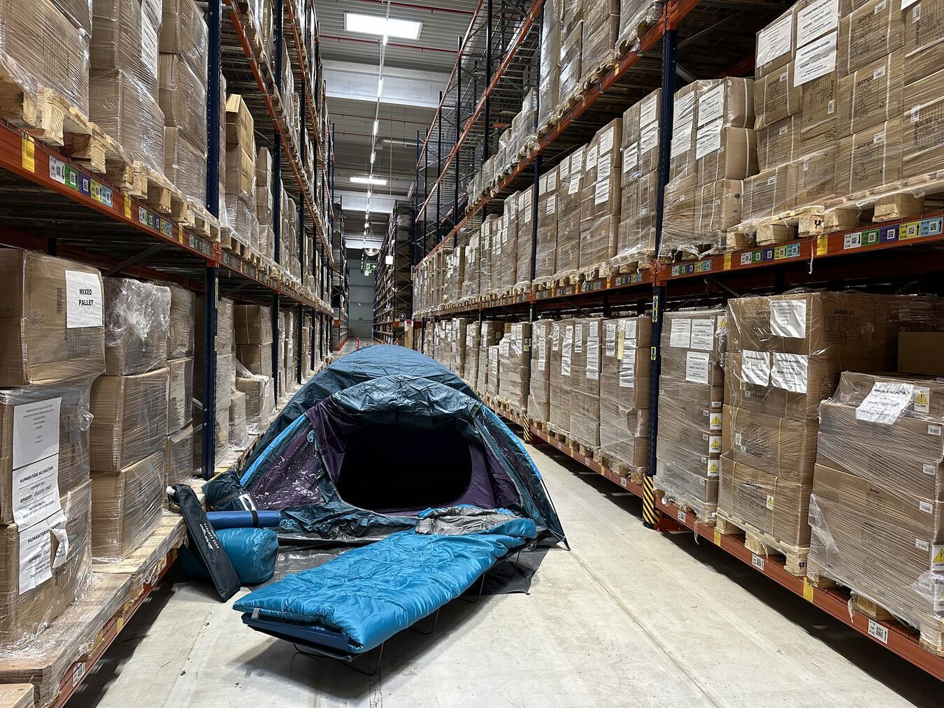 In diesen Regalen lagert Amazon in Rheinberg Hilfsgüter wie Zelteund Schlafsäcke, aber auch Hygieneartikel. NN-Fotos (2): SP