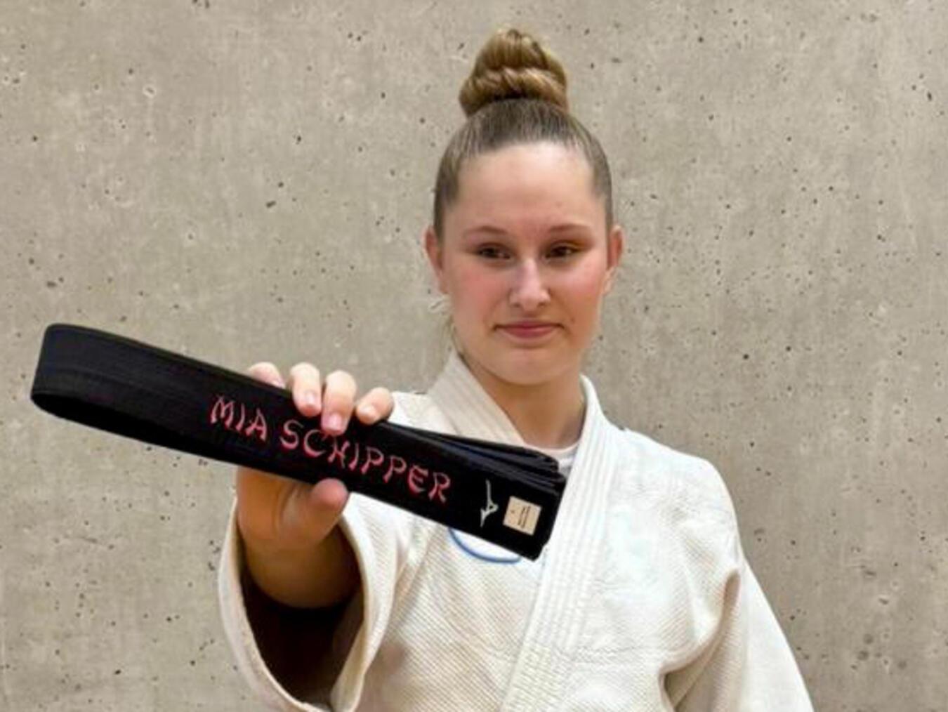Schwarzer Gürtel für Mia In Düsseldorf hat Mia Schipper die Prüfung zum 1. Dan bestanden. Foto: Senshu Emmerich