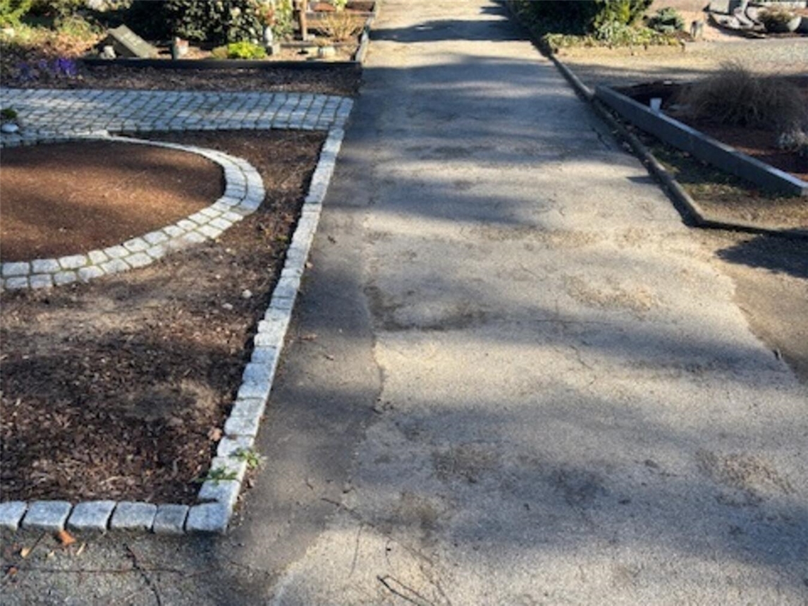 In einem baulich schlechten Zustand sind viele asphaltierte Wege auf dem Friedhof in Herongen.Foto: Stadt Straelen