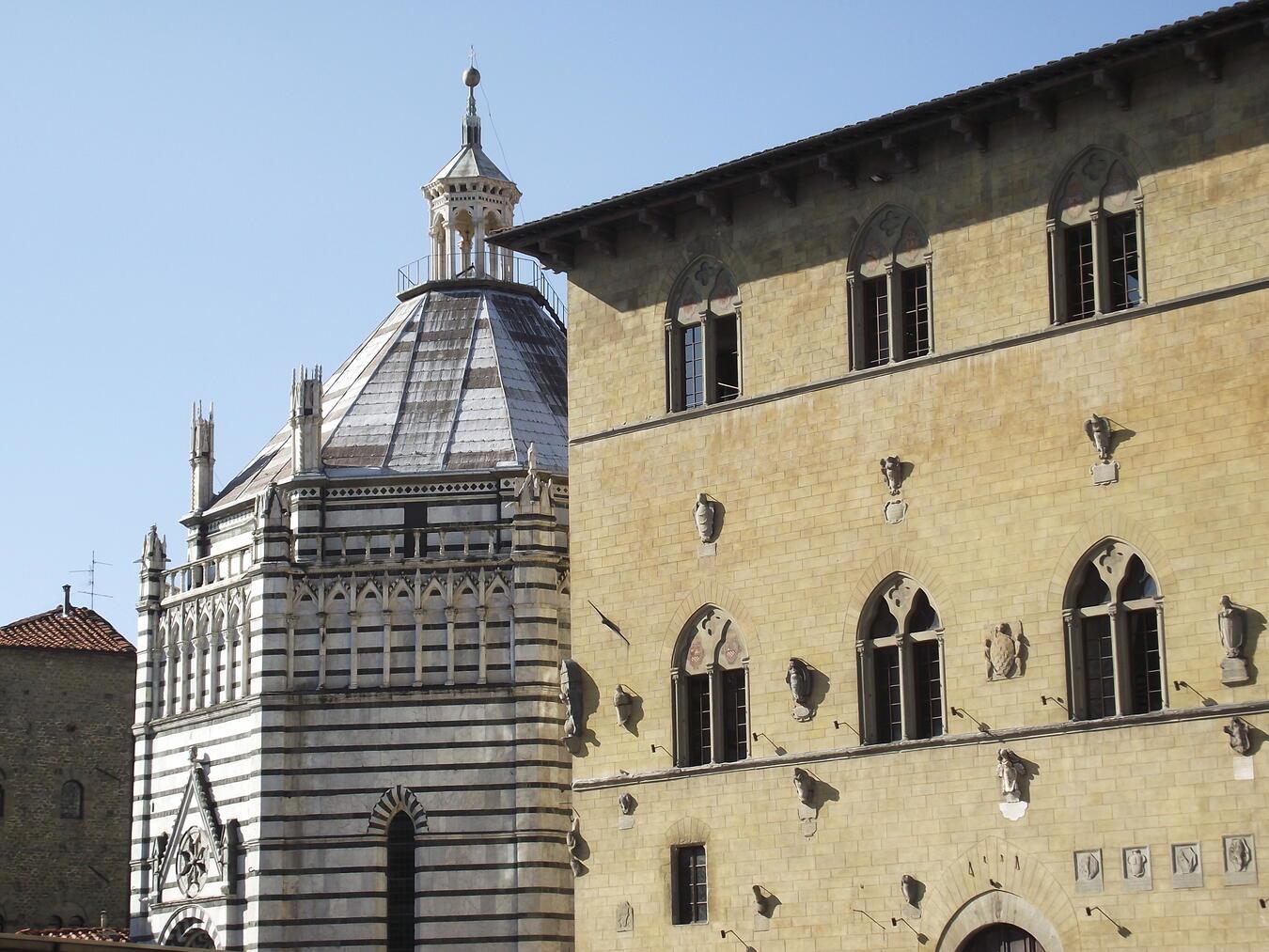 In einem Bildervortrag berichtet Klaus Kirmis (Bremen) über die vielschichtigen Reiseeindrücke, die Hesse in Oberitalien an den Seen, in Venedig, Ravenna, Pisa, Florenz und in Umbrien gewonnen und anschaulich und poetisch in seinen Reisetagebüchern festgehalten hat. Foto: Klaus Kirmis