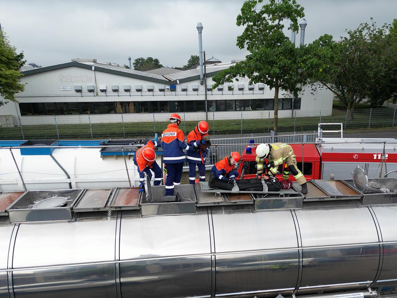 In einem Szenario mussten die Jugendlichen einen verunglückten Arbeiter aus einem Tank befreien und für den Transport ins Krankenhaus vorbereiten.Fotos: Feuerwehr Goch