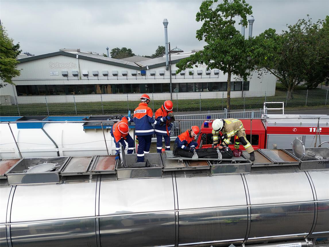 In einem Szenario mussten die Jugendlichen einen verunglückten Arbeiter aus einem Tank befreien und für den Transport ins Krankenhaus vorbereiten.Fotos: Feuerwehr Goch