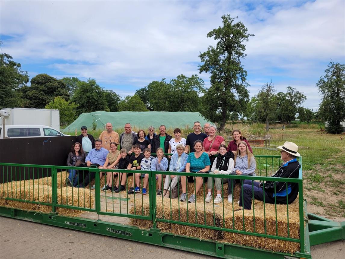 In einem umgebauten Transport-Anhänger erlebten die Mitglieder des Heimatvereins Hartefeld-Vernum bei einer Rundfahrt über die Wiesen Bio-Tierhaltung hautnah.Foto: Heimatverein / hvs