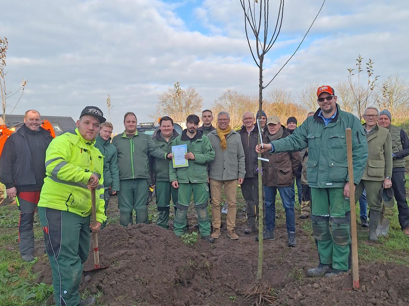 Großer Schritt in Richtung einer grüneren Zukunft In einer groß angelegten Pflanzaktion wurden 30 Obstbäume gesetzt. Mit dabei waren unter anderem Geschäftsführung und Vorstand der Lebenshilfe, Peter van Nahmen sowie Mitglieder des Rotary Club Wesel Dinslaken. Foto: Lebenshilfe Unterer Niederrhein