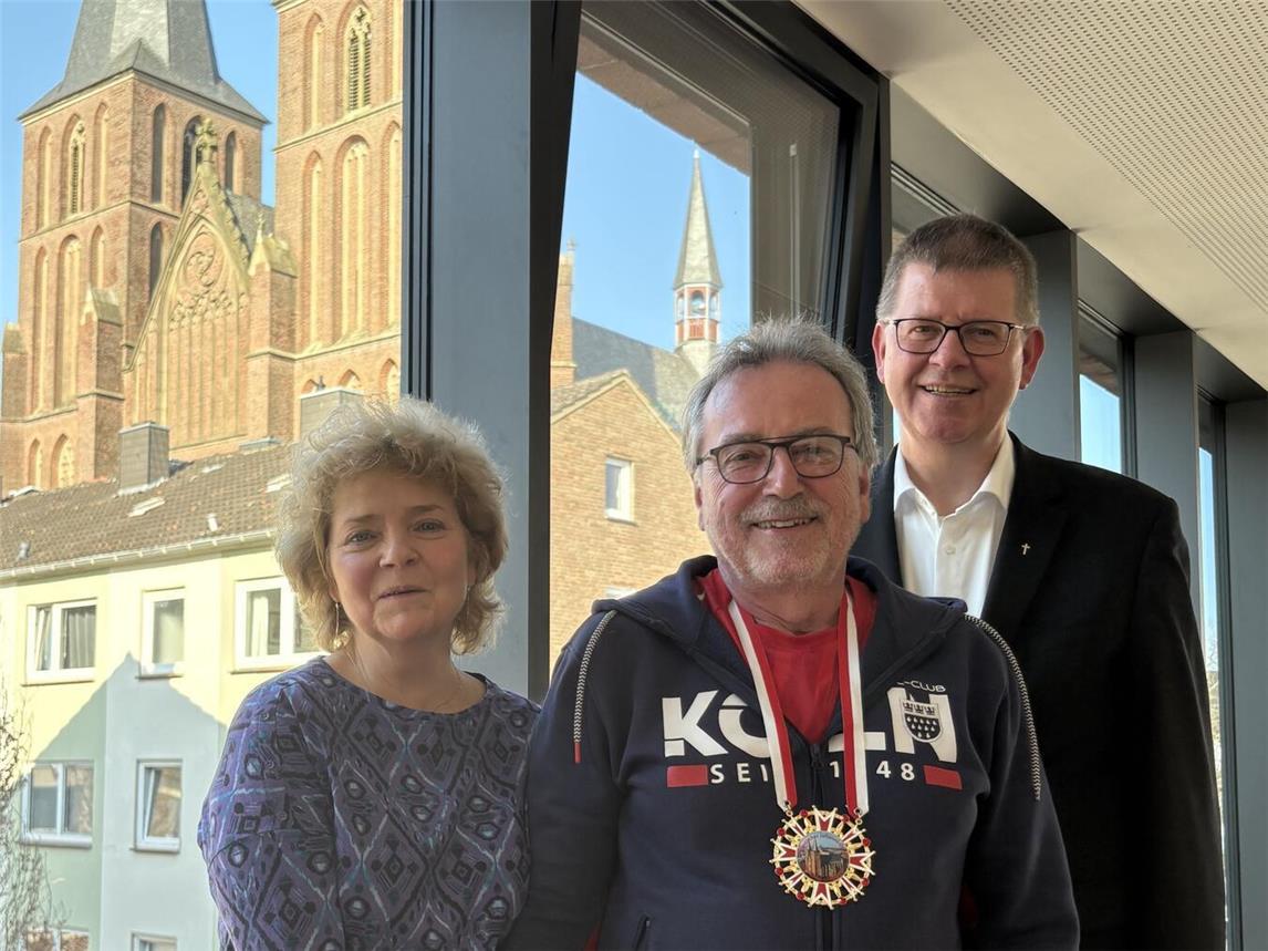 In einer kleinen Feierstunde in Anwesenheit seiner Lebensgefährtin Elke Putzig und Propst Johannes Mecking wurde Toni Hermsen mit dem „Pröpstlichen Johanni-Orden“ geehrt. Foto: privat