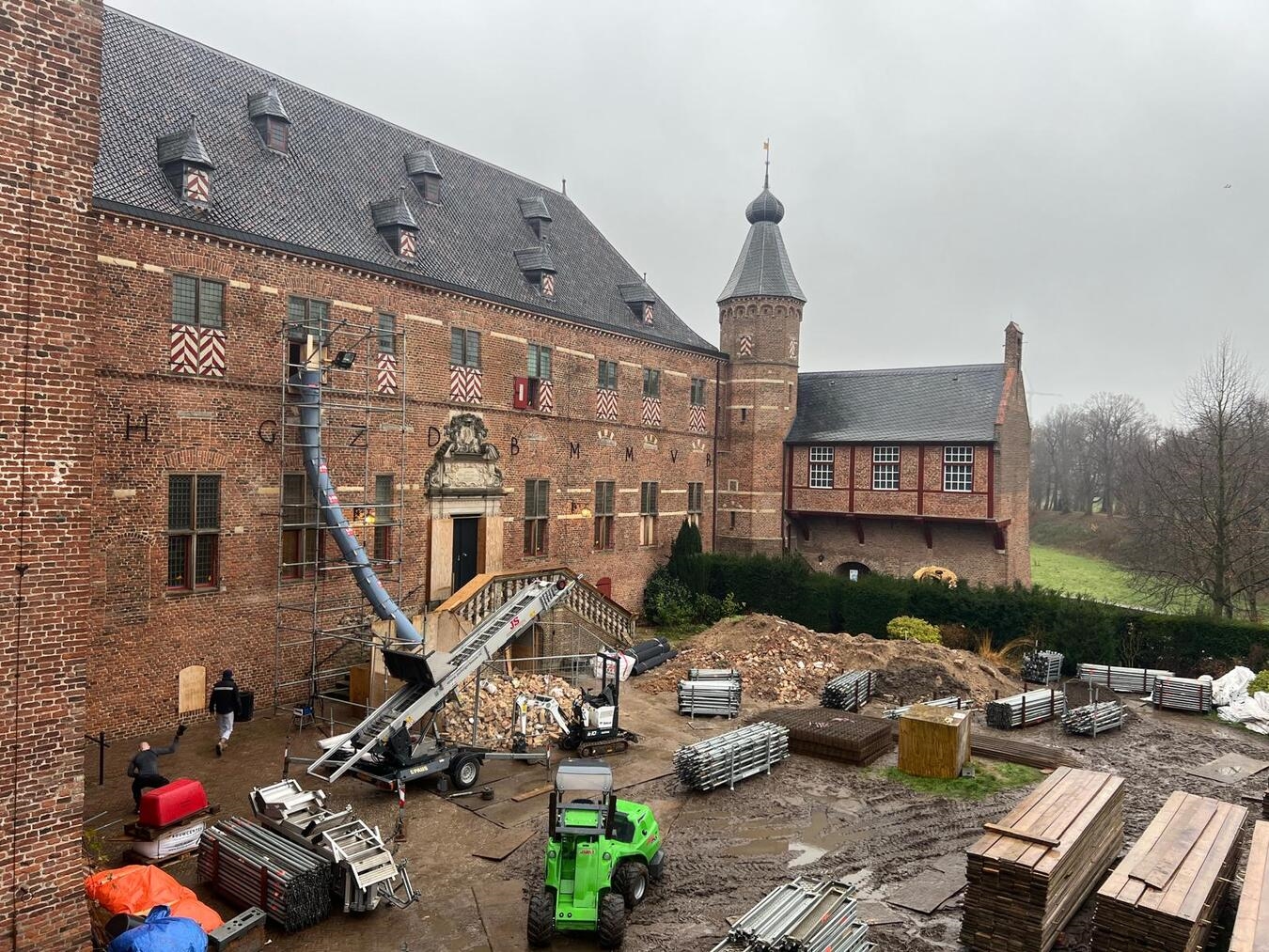 "Huis Bergh Schloss nach Restaurierung mit historischem Charme, umgeben von Natur, sonniger Tag"