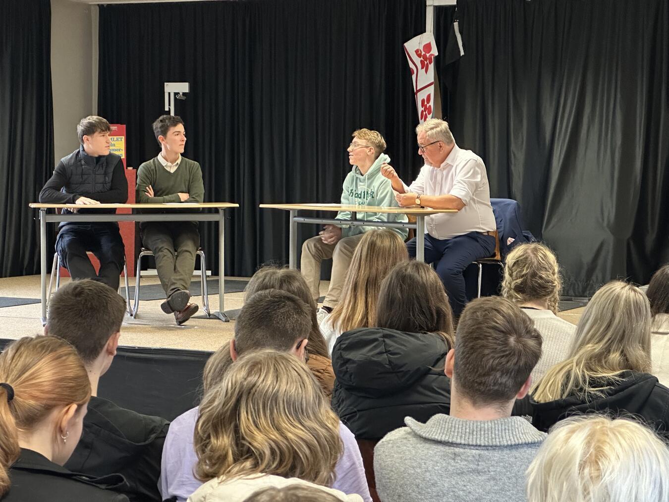 In einer Podiumsdiskussion stellte sich Jens Geier den Fragen der Schüler.