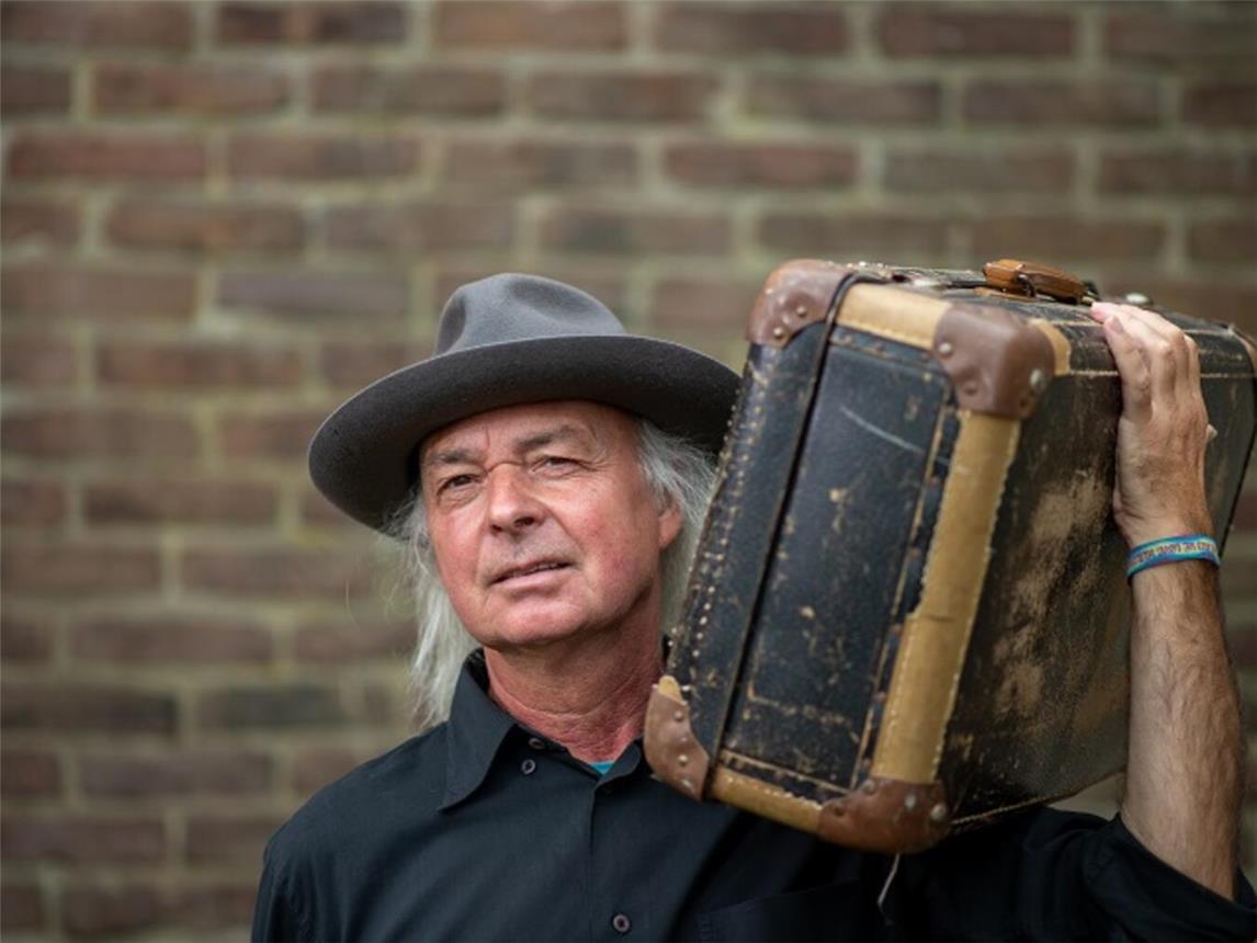 In einer schwierigen Zeit möchte Harald Kleinecke bei Theater im Fluss im Jahr 2025 lesend und szenisch performend besinnlich-berührende, freudige oder visionäre Geschichten präsentieren. Foto: Lucas Hans