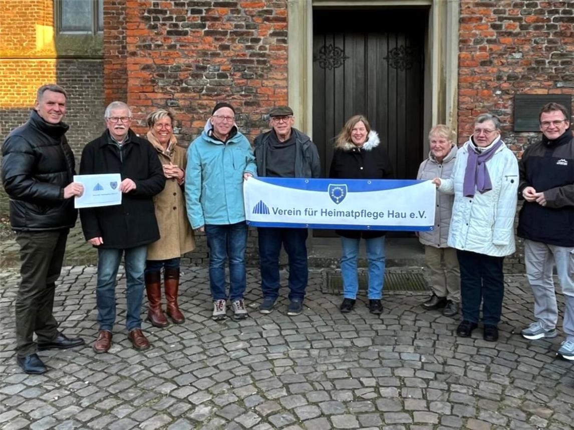 In einer symbolischen Geste überreichte der Verein für Heimatpflege Hau die Spende. Foto: Verein für Heimatpflege