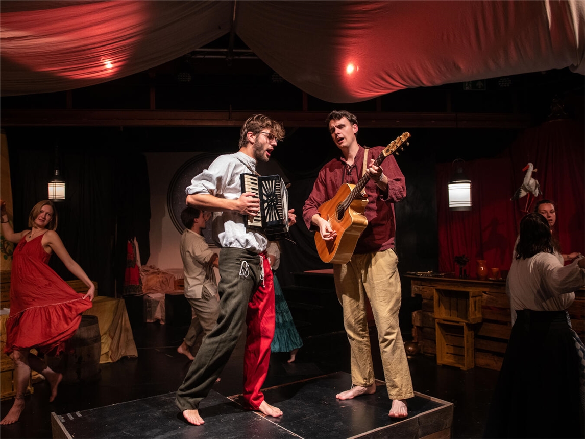 In einer zünftigen Schenke wird zu den Getränken auch Musik serviert... Foto: Lucas Hans